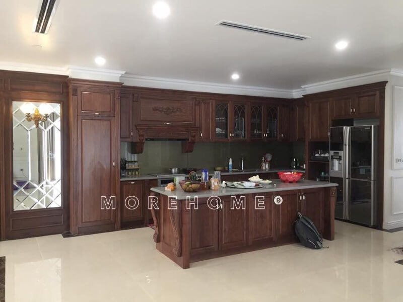 Thi công nội thất phòng bếp gỗ tự nhiên phong cách tân cổ điển đẹp cao cấp cho biệt thự Ecopark Hưng Yên.